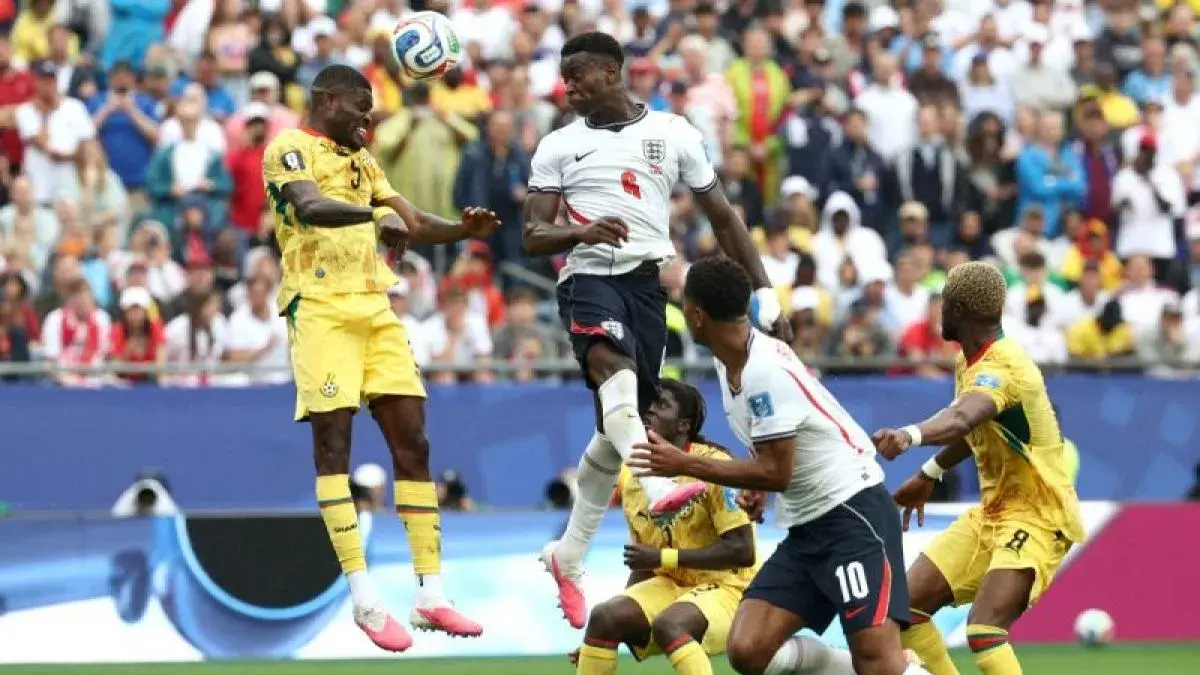 Bek tengah Inggris Marc Guehi (tengah) berduel dengan gelandang Ghana Thomas Partey (kiri) dalam laga Grup L Piala Dunia 2026 antara Inggris dan Ghana di Boston Stadium, Foxborough, Amerika Serikat, pada 23 Juni 2026. (AFP/FRANCK FIFE)