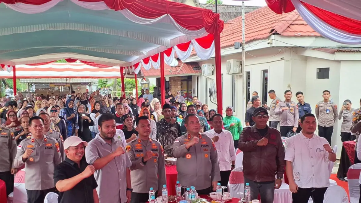 Kapolda Kepulauan Riau Irjen Pol. Asep Safrudin bersama masyarakat Sekupang saat mengikuti kegiatan nonton bareng Piala Dunia 2026 di Mapolsek Sekupang, Selasa (23/6). F. Rengga/ Batam Pos