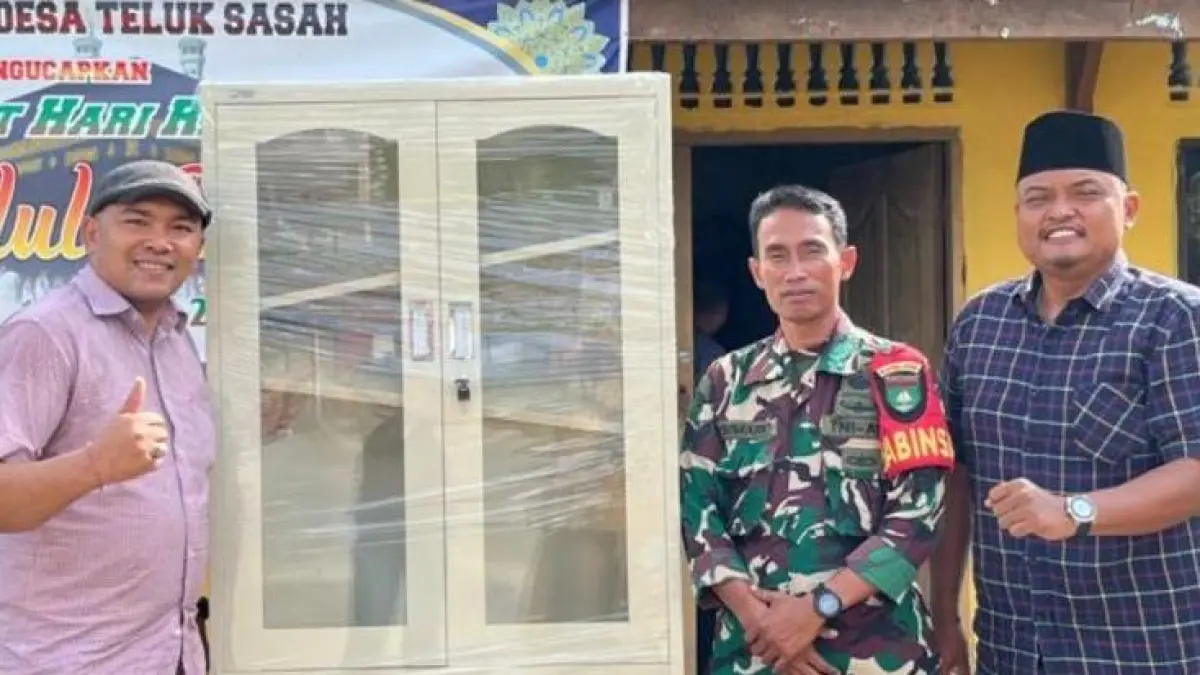 Kepala Desa Teluk Sasah, Suhairry Sembiring (kanan) menyerahkan bantuan untuk seluruh rumah ibadah di Desa Teluk Sasah, Kecamatan Seri Kuala Lobam pada Rabu (24/5/2026). F.Slamet Nofasusanto/Batam Pos