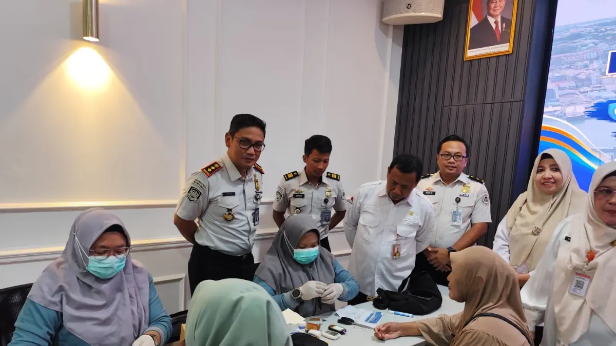Kepala Kantor Imigrasi, Erwin saat memantau proses pengecekan kesehatan gratis di Kantor Rudenim Tanjungpinang, Rabu (24/6). F.
Mohamad Ismail/Batam Pos