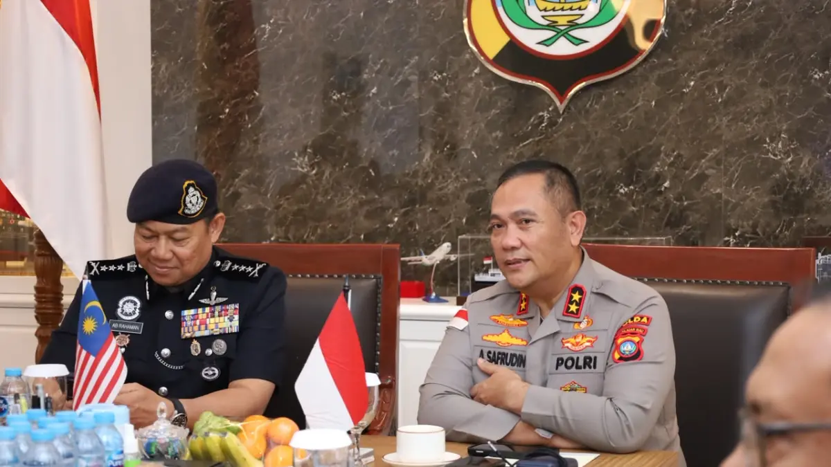 Ketua Polis Johor, CP Dato’ AB Rahaman Bin Arsad, bersama Kapolda Kepri Irjen Pol Asep Safrudin dalam rapat kesepakatan kerjasama di Mapolda Kepri, Selasa (23/6/2026). F Humas Polda Kepri untuk Batam Pos