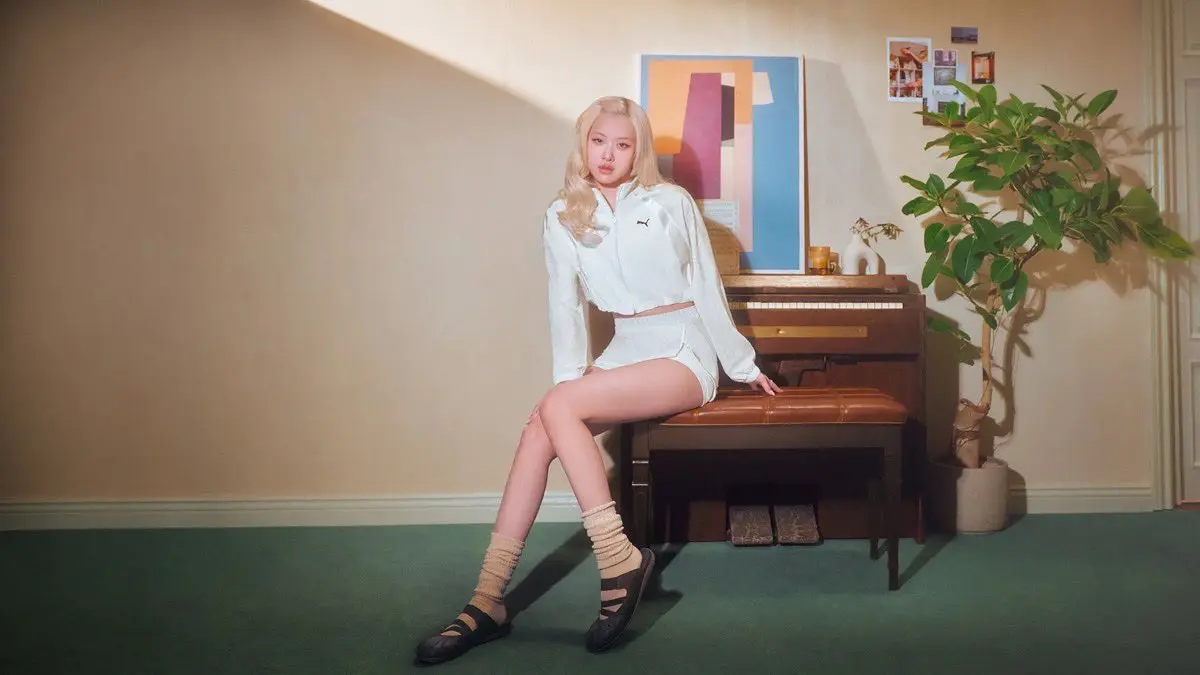 Rosé BLACKPINK sebagai wajah dari PUMA Speedcat Mule. (x.com/uptod4te)