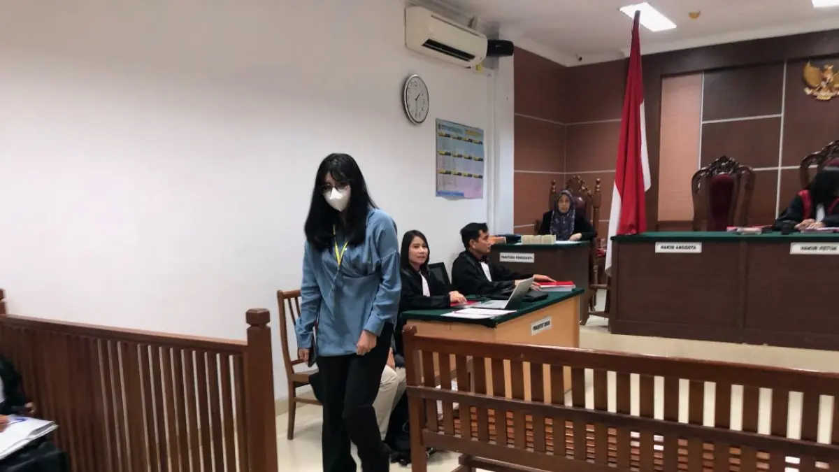 Terdakwa usai menjalani sidang di Pengadilan Negeri Kota Batam, Selasa (23/6)