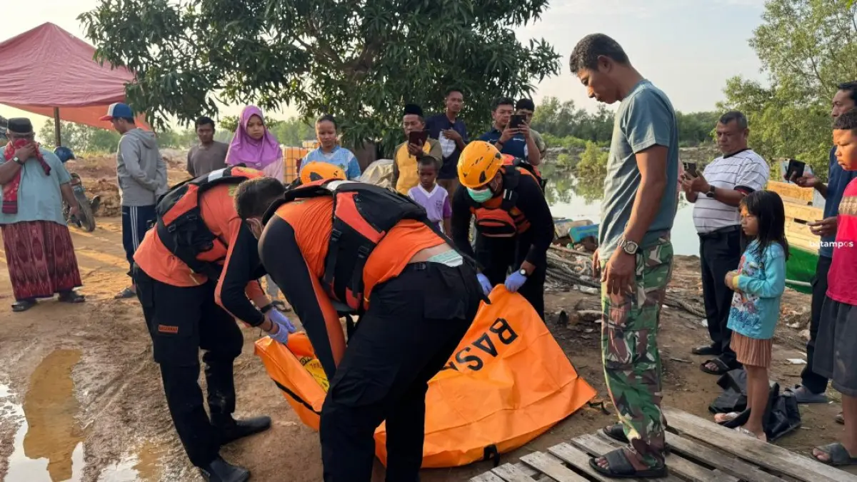 Tim SAR gabungan mengevakuasi jenazah Azzahra Ruknuddin Baibas alias yang ditemukan di pesisir ujung Pelabuhan Pak Fendi, Tanjung Sengkuang, Rabu (24/6). Korban ditemukan sekitar 1,9 kilometer dari lokasi awal hanyut setelah dua hari pencarian.