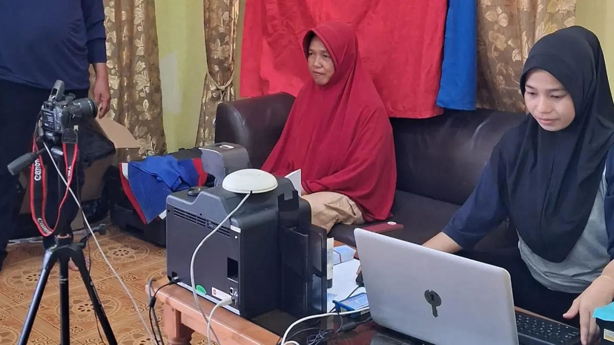 Tim STV dari Disdukcapil Bintan melakukan layanan jemput bola ke Tambelan. F.Disdukcapil Bintan untuk Batam Pos