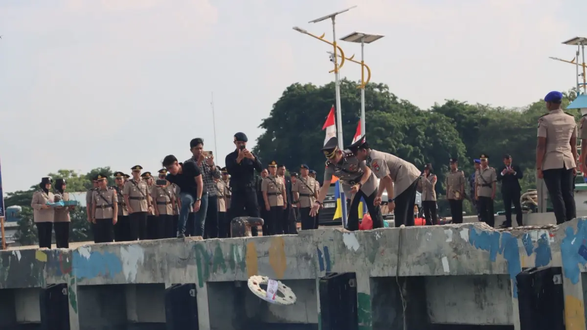 Upacara larung bunga di dermaga Pelabuhan Kota Sagara, Kampung Mentigi, Tanjunguban, pada Rabu (24/6/2026). F.Kiriman H.P Bako untuk Batam Pos