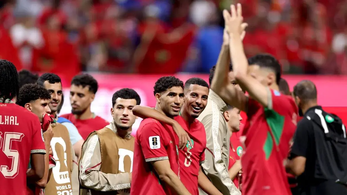 Pemain timnas Achraf Hakimi dan Azzedine Ounahi serta rekan-rekannya menyalami pendukungnyha setelah Maroko menang 2-0 atas Haiti dalam pertandingan Grup C Piala Dunia 2026 di Atlanta Stadium, Atlanta, Georgia, Amerika Serikat, pada 24 Juni 2026. (Getty Images via AFP/KEVIN C. COX)