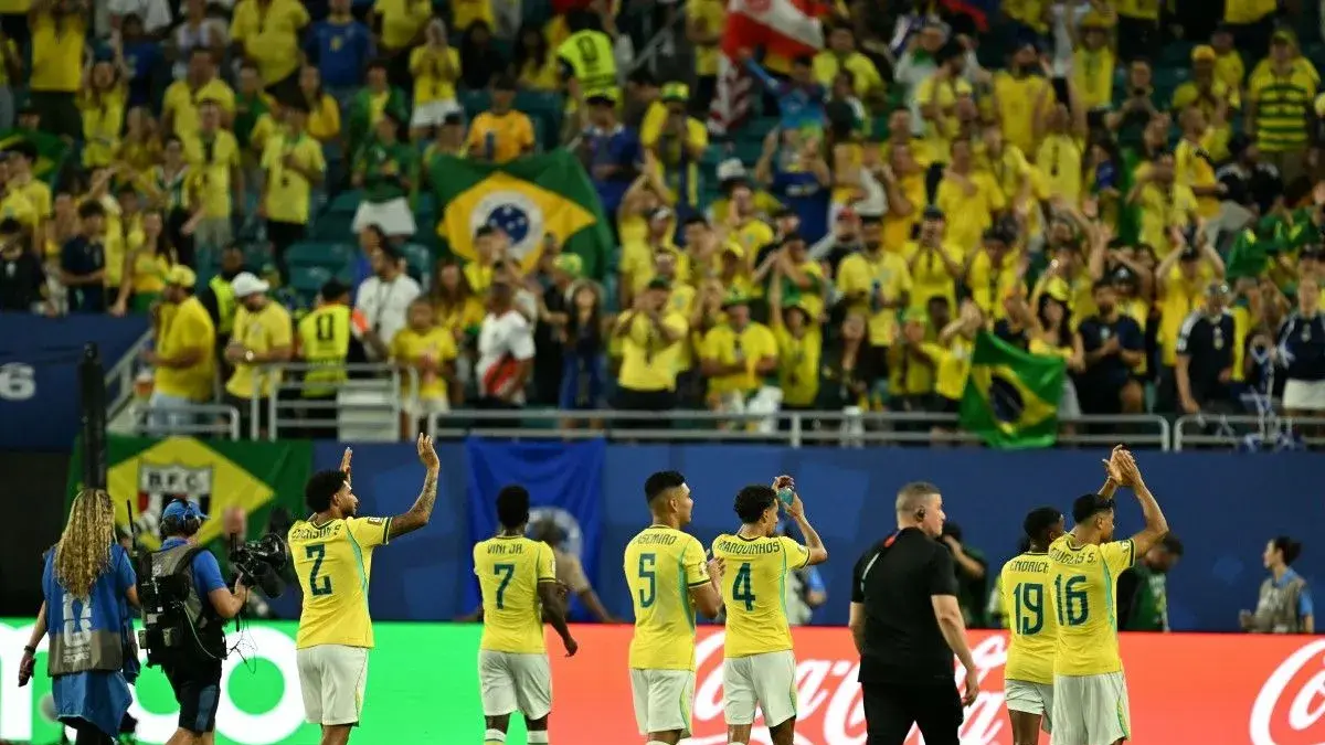 Para pemain Brasil memberikan salut dan menyalami pendukungnya setelah mengalahkan Skotlandia dalam pertandingan Grup C Piala Dunia 2026 antara Brasil dan Skotlandia di Miami Stadium, Miami Gardens, Florida, Amerika Serikat, pada 24 Juni 2026. (AFP/CHANDAN KHANNA)