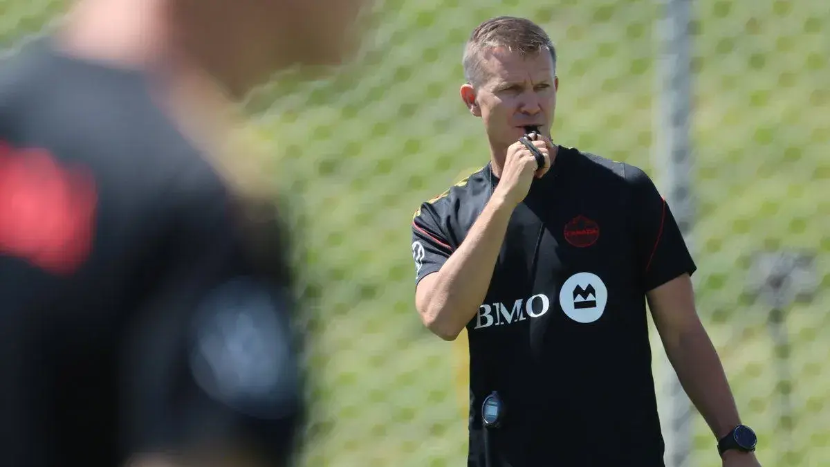 Pelatih Timnas Kanada Jesse Alan Marsch memantau latihan para pemainnya menjelang Piala Dunia 2026 di Toronto, Kanada, Senin (8/6/2026) waktu setempat. Kanada yang menjadi salah satu tuan rumah Piala Dunia 2026 tergabung dalam Grup B bersama Bosnia-Herzegovina, Swiss, dan Qatar. ANTARA FOTO/Xinhua/Zou Zheng/tom.
