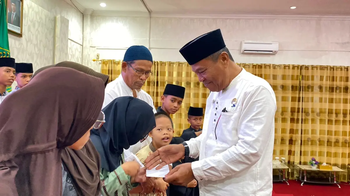 Kepala Bagian Tata Usaha (Kabag TU) Kanwil Kemenag Kepri, Edi Batara menyerahkan santunan sempena menyambut lebaran Yatim dan Penyenadang Disabilitas 1448 H di Aula Kantor Kemenag Kepri, Tanjungpinang, Kamis (25/6)F. Humas Kemenag Kepri