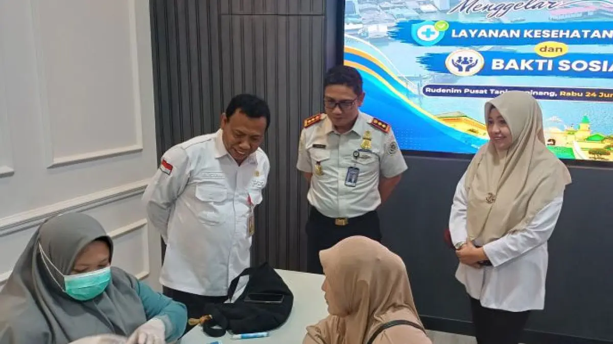 Kepala Dinas Kesehatan Pengendalian Penduduk dan Keluarga Berencana Tanjungpinang Rustam (kiri) meninjau pemeriksaan kesehatan gratis di kantor Rumah Detensi Imigrasi (Rudenim) daerah setempat, Rabu (24/6/2026). ANTARA/Ogen 