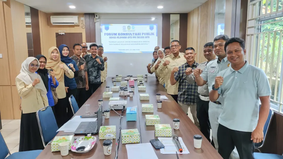Kepala UPTD PPD Tanjungbatu, Joko Rianto foto bersama tim usai rapat forum informasi publik. F Imam Soekarno untuk Batam Pos