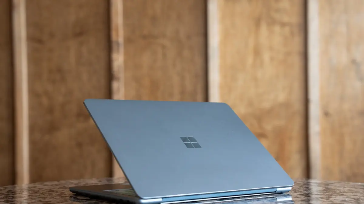 Microsoft rilis laptop RAM 8 GB. (x.com/aivanet)