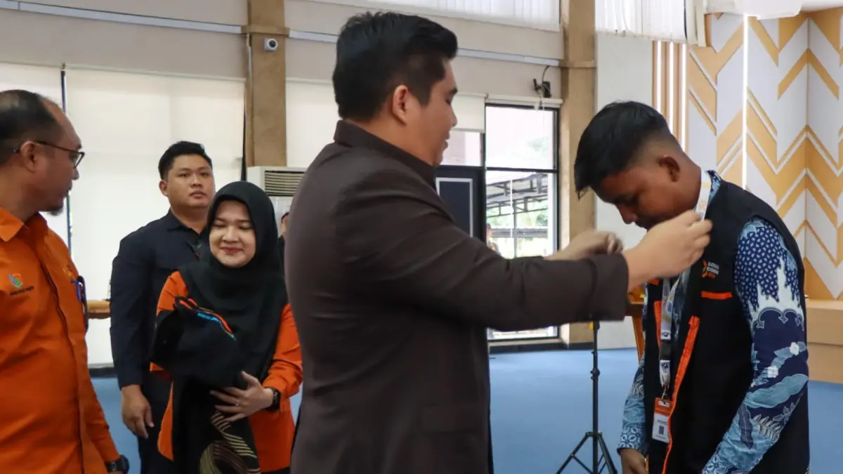 Petugas sensus ekonomi mengenakan atribut resmi rompi yang dipakaikan Bupati Bintan, Roby Kurniawan saat kegiatan pencanangan sensus ekonomi di aula Kantor Bupati Bintan, Bintan Buyu pada Kamis (25/6/2026). F.Zoko untuk Batam Pos