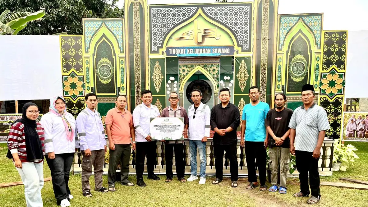 PT PT Tridaya Satya Lestari Sejahtera (TSLS) menyerahkan CSR uang pembinaan dan motivasi untuk kegiatan STQ Tingkat Kelurahan Sawang, Kecamatan Kundur Barat. F Sandi Pramosito/Batam Pos