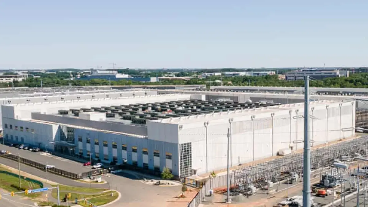 Pusat data di Ashburn, Virginia, kawasan yang dikenal sebagai salah satu pusat infrastruktur digital terbesar dunia dan kini menghadapi meningkatnya risiko akibat perubahan iklim / Foto: (The Guardian)