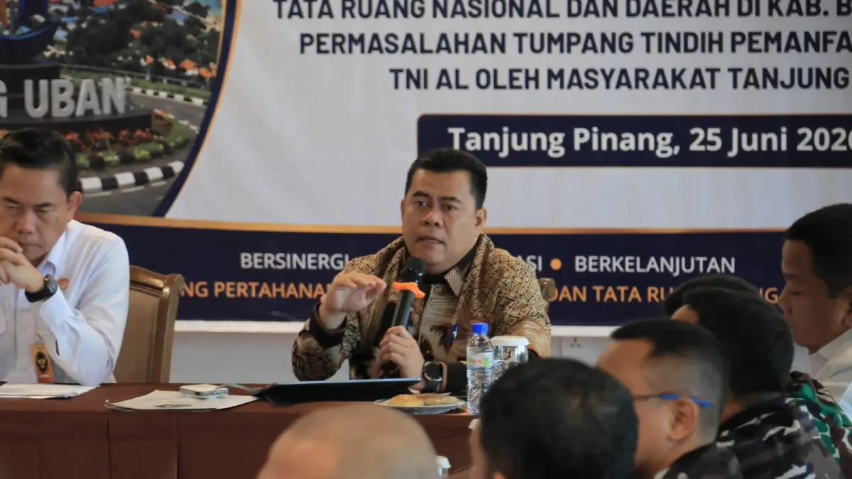 Sekda Bintan, Ronny Kartika mengikuti rapat koordinasi analisis isu strategis sinkronisasi tata ruang di Hotel CK Tanjungpinang, Kamis (25/6/2026). F.Zoko untuk Batam Pos