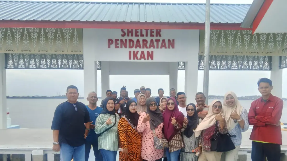 Pengurus Koperasi Kelurahan Merah Putih (KKMP) Sekanak Raya berfoto bersama di Sentra Kuliner Kampung Nelayan Merah Putih (KNMP), Batam. Sentra kuliner yang mulai beroperasi sekitar satu bulan terakhir ini menjadi langkah awal pemberdayaan ekonomi masyarakat pesisir melalui koperasi dan pelaku UMKM setempat. F. Istimewa