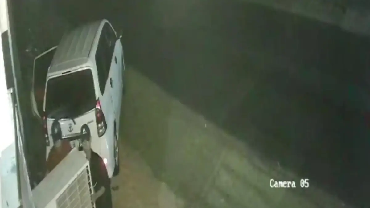 Aksi pelaku mengasak AC Outdoor di salah satu gudang di Jalan Musi, Kelurahan Sei Lekop, Kecamatan Bintan Timur, terekam kamera CCTV, Kamis (25/6/2026) sekitar pukul 00.53 WIB. F. Marto untuk Batam Pos