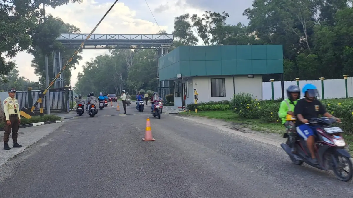 Aktivitas pulang dan berangkat kerja para pekerja di Kawasan Bintan Industrial Estate (BIE) Lobam, Jumat (26/6/2026). F.Slamet Nofasusanto/Batam Pos