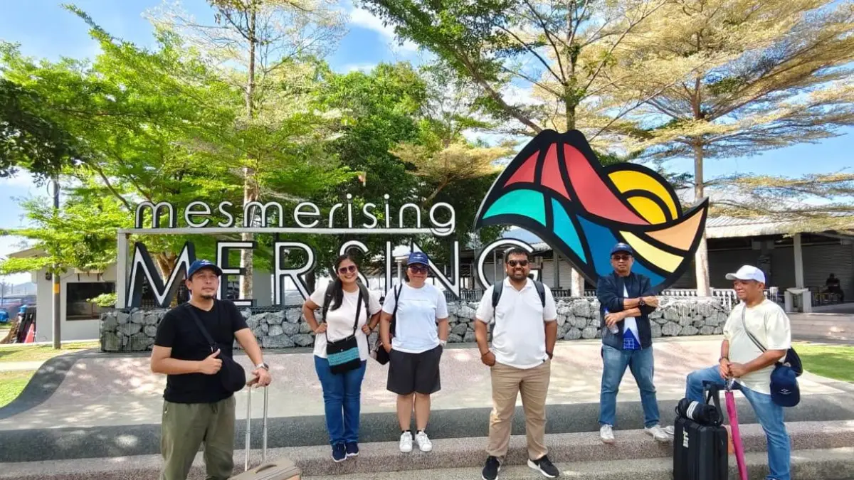 Anggota Forum Jurnalis Kepri (ki-ka): Dedi, Roma, Chahaya, Qoriul F, Penasehat Asosiasi Pariwisata Bahari Surya Wijaya, Anto, foto bersama di landmark kota Mersing, Mesmerising Mersing pekan lalu. F Dok pribadi untuk Batam Pos