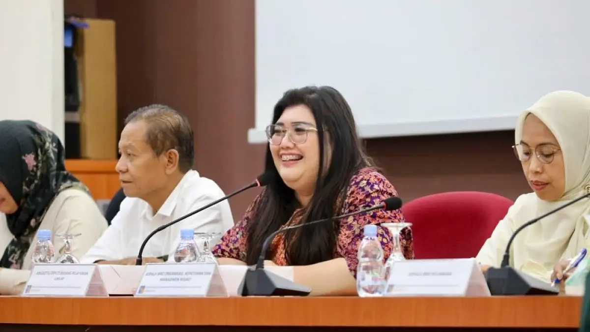 Deputi Bidang Pelayanan Umum BP Batam, Ariastuty Sirait, memberikan pemaparan kepada mahasiswa Universitas Batam (UNIBA) saat menerima kunjungan akademik di Conference Room IT Centre BP Batam, Kamis (25/6). Foto: BP Batam untuk Batam Pos