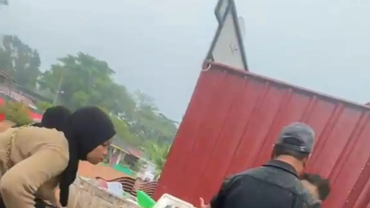 Dirut BUMD Tanjungpinang, Windrasto Dwi Guntoro mengenakan kemeja hitam dan bertopi saat adu mulut dengan pedagang Gurindam 12 Tanjungpinang. F. Warga untuk Batam Pos
