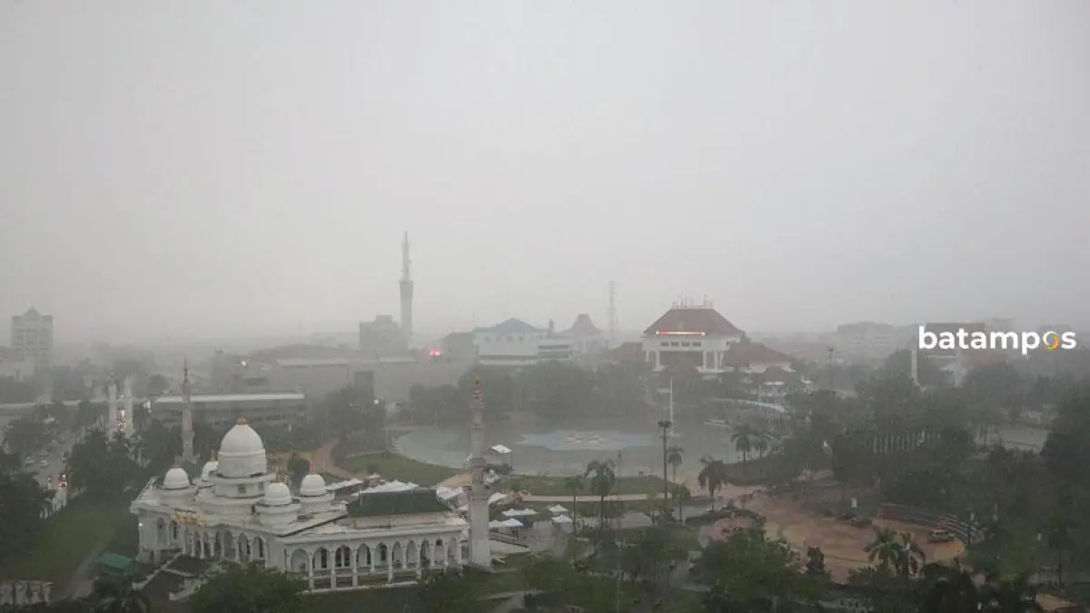Hujan mengguyur Kota Batam beberapa waktu lalu. Seminggu kedepan diprediksi hujan akan sering  turun di Kepri. F. Cecep Mulyana/Batam Pos
