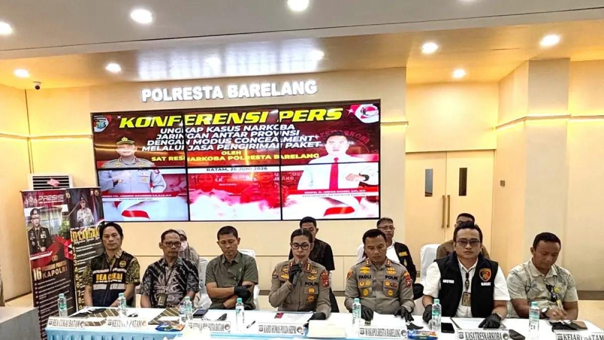 Kabid Humas Polda Kepri, Kombes Nona Procilia Ohei, bersama Wakapolresta Barelang, AKBP Fadli Agus, serta Kasat Narkoba Polresta Barelang, Kompol Arsyad Riyandi, dan instasi terkait memeberika  keterangan pengungkapan tindak pidana narkotika yang dirilis di Mapolresta Barelamg  Jumat (26/6). Foto: Cecep Mulyana/Batam Pos