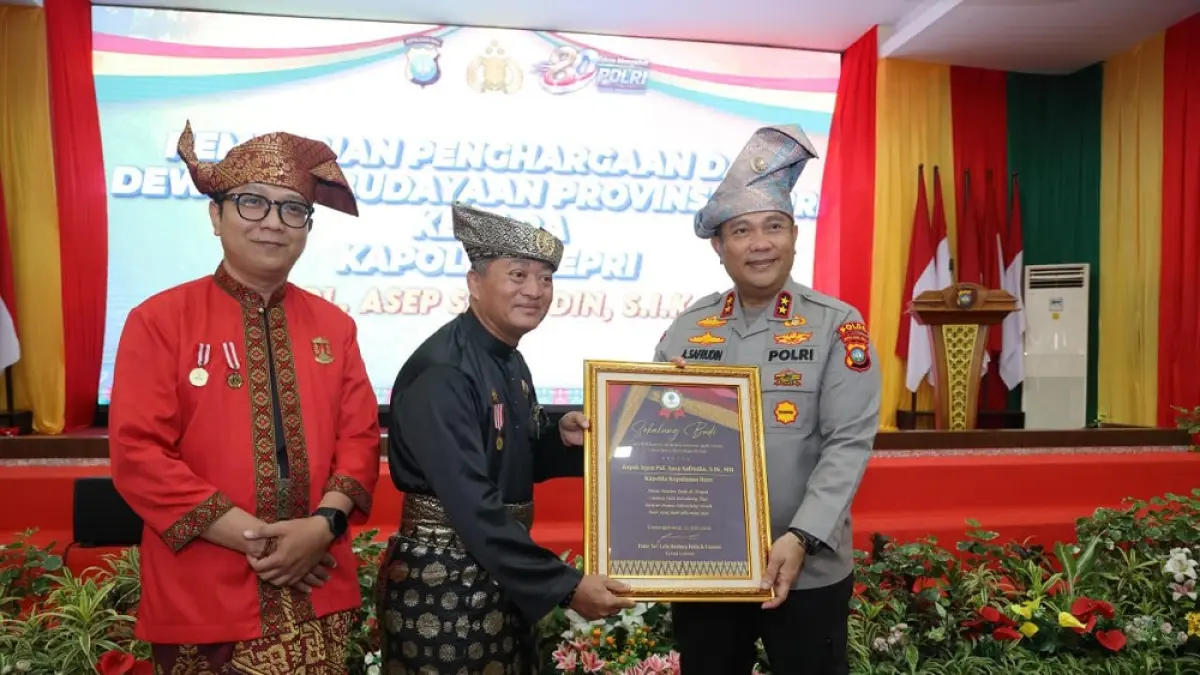 Kapolda Kepri, Irjen Asep Safrudi,n menerima penghargaan “Sekalung Budi” dari Dewan Kebudayaan Kepri atas dedikasinya menginisiasi rekaman audiovisual Gurindam 12 karya Pahlawan Nasional Raja Ali Haji. Foto: Istimewa