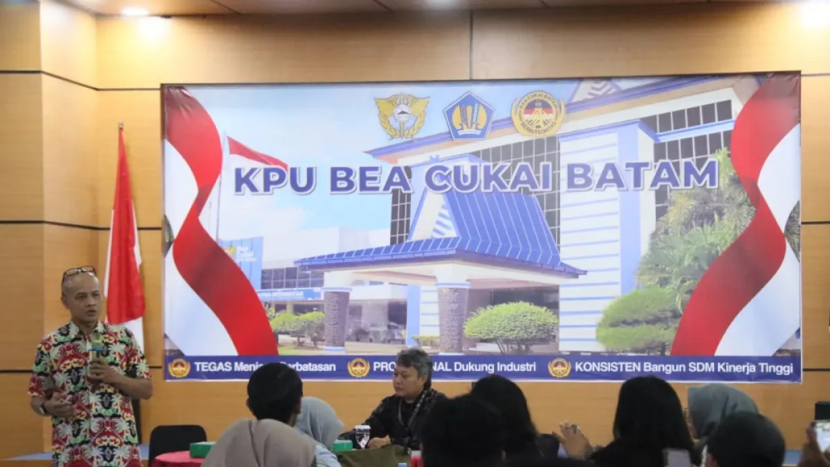 Kepala Bidang Bimbingan Kepatuhan dan Layanan Informasi (Kabid BKLI ) Bea Cukai Batam,  Setiawan Rosidi, memaparkan capaian kinerja semester pertama 2026 di kantor Bea Cukai Batam, Jumat (26/6). Foto: Cecep Mulyana/Batam Pos