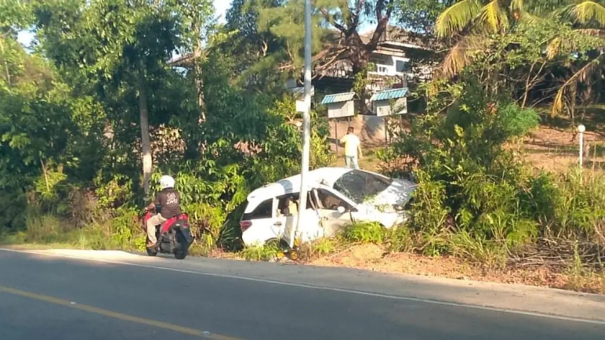 Mobil menyungsep ke semak di Jalan Indunsuri, Tanjunguban, Jumat (26/6/2026) sore. F.warga untuk Batam Pos