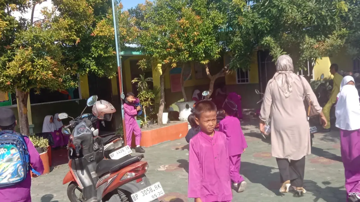 Pelajar SD sedang asyik bermain di sekolah di Kecamatan Karimun. NIN SMP sudah diselesikan sementara untuk SD masih dalam proses. F Sandi Pramosinto/Batam Pos