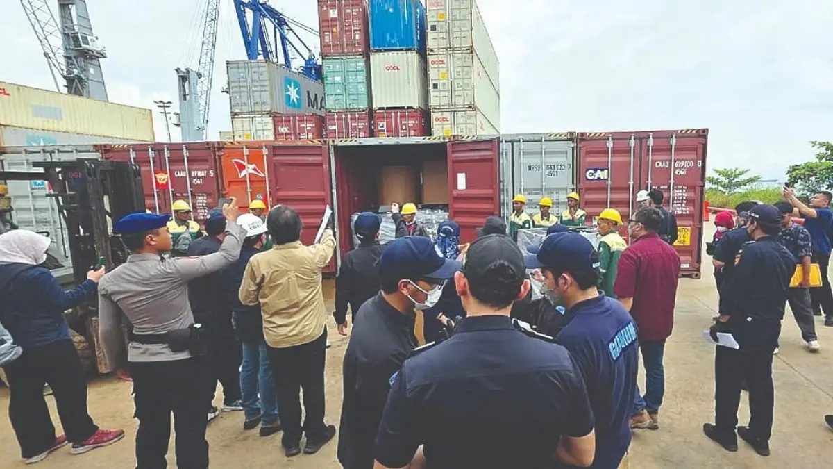 Pemeriksaan kontainer diduga limbah B3 di Pelabuhan Batuampar, Batam oleh petugas Bea Cukai dan satgas lintas instansi. Foto: Yofi Yuhendri/Batam Pos