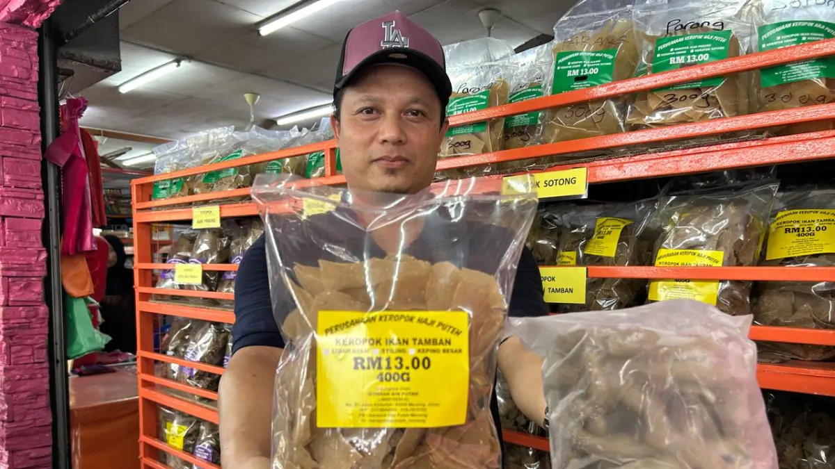 Pemilik Oleh-oleh khas Mersing, Halim Othman menunjukkan keropok Haji Puteh (kerupuk ikan dan kerupuk lekor) di depan toko miliknya di Kampong Ayer Merah, Mersing. F Chahaya Simanjuntak/Batam Pos