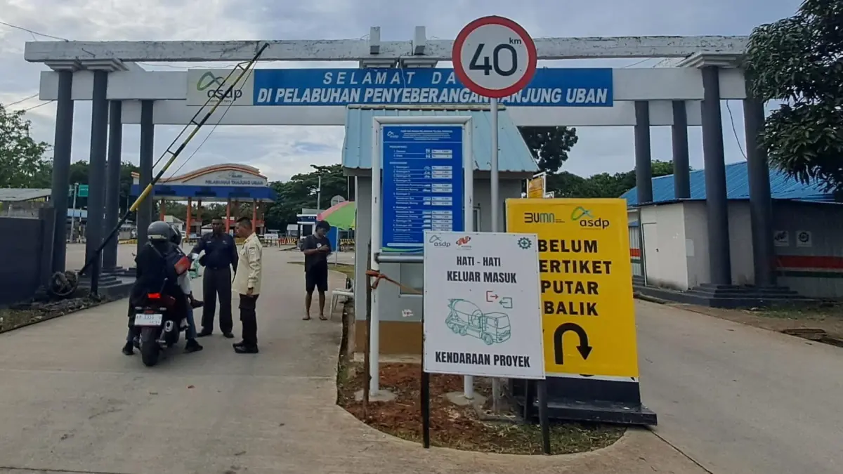 Petugas di pintu masuk Pelabuhan ASDP Tanjunguban. F.Slamet Nofasusanto/Batam Pos