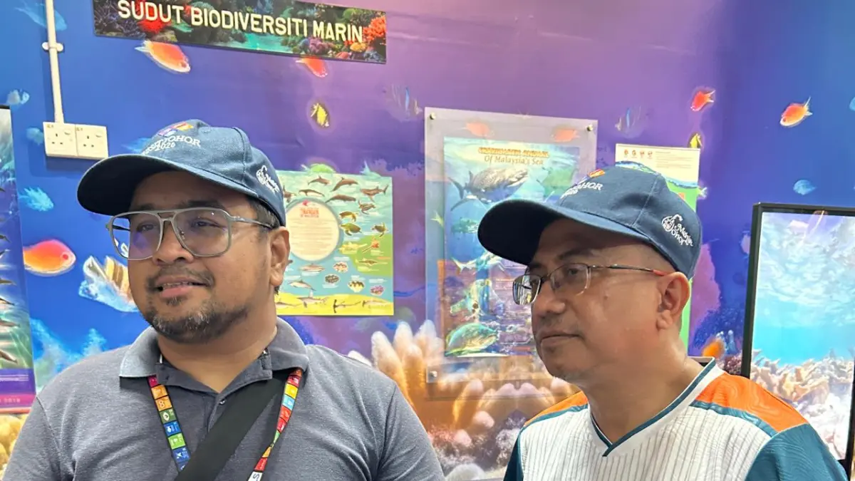 Sekretaris Asosiasi Pariwisata Mersing, Ahmad Firdaus Shaik Omar dan Surya Wijaya di Galeri Taman Laut Negeri Johor. F Chahaya Simanjuntak/Batam Pos
