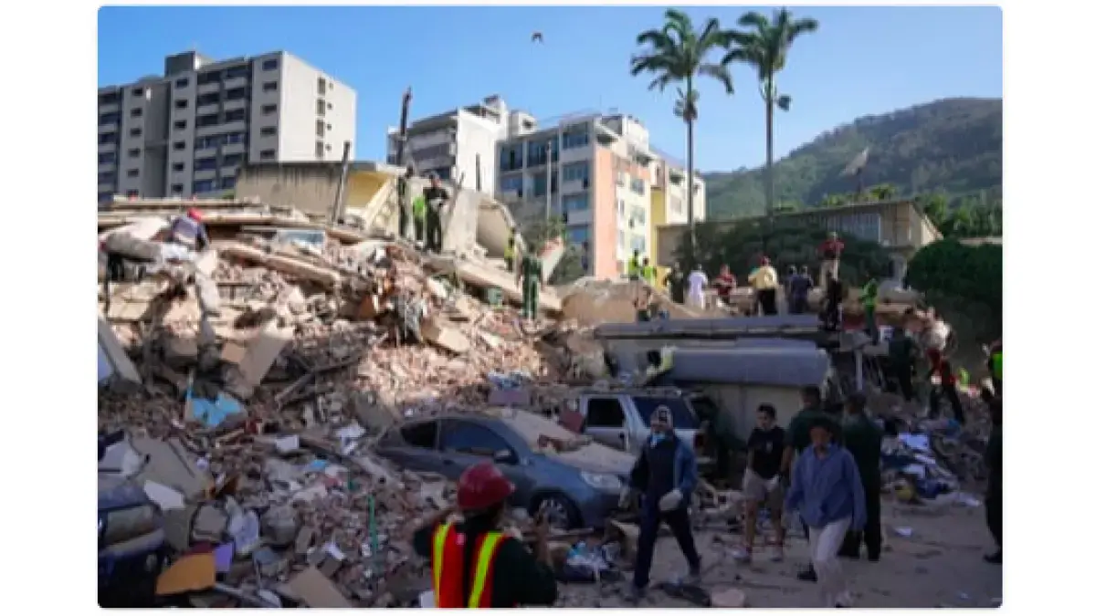 Warga dan petugas penyelamat mencari melalui reruntuhan bangunan yang runtuh di Caracas. Foto: Ariana Cubillos/AP