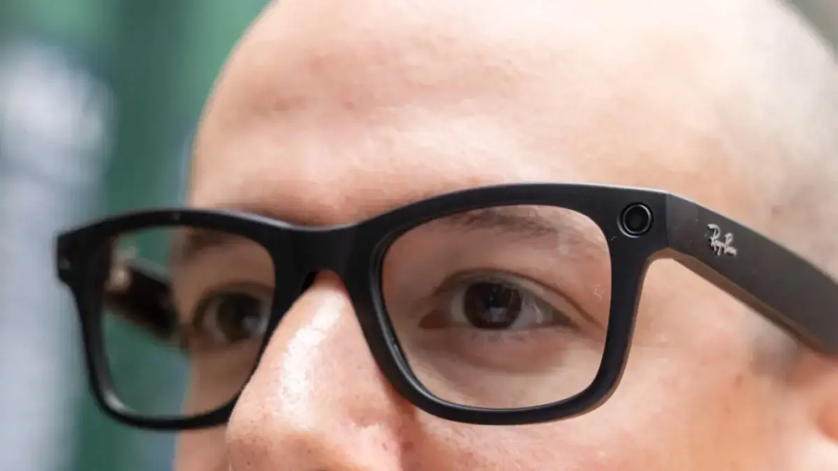 Andrew Bosworth, Chief Technology Officer (CTO) Meta, berbicara kepada media mengenai kacamata pintar terbaru Meta tanpa merek Ray-Ban / Foto: (Gizmodo)