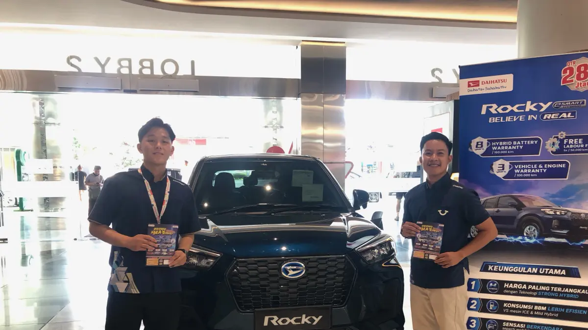 Dua staf Mitsubishi pose di depan Daihatsu Rocky Hybrid saat pameran d Grand Batam Mall, Sabtu (27/6/2026). F Abdul Azis/Batam Pos
