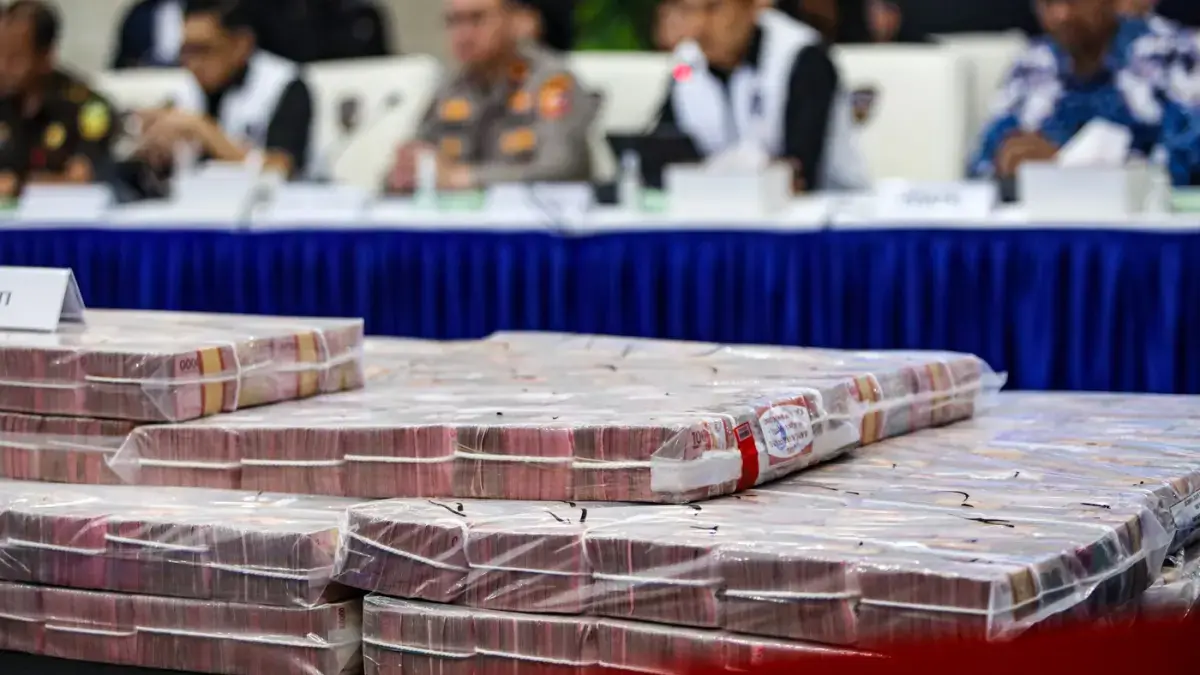 ILUSTRASI. Petugas menata barang bukti uang saat acara Penyerahan Tanggung Jawab Dan Eksekusi atas Harta Kekayaan Hasil Tindak Pidana Pencucian Uang. (Salman Toyibi/Jawa Pos)