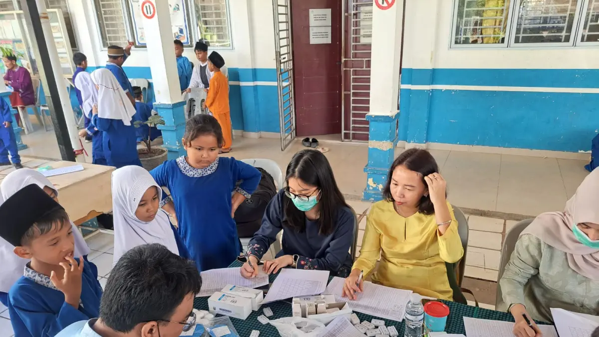 Puskesmas Botania terus menggencarkan program Topikal Aplikasi Fluor (TAF) bagi siswa sekolah dasar di Kelurahan Belian, Kecamatan Batam Kota, kemarin. F Yashinta/Batam Pos