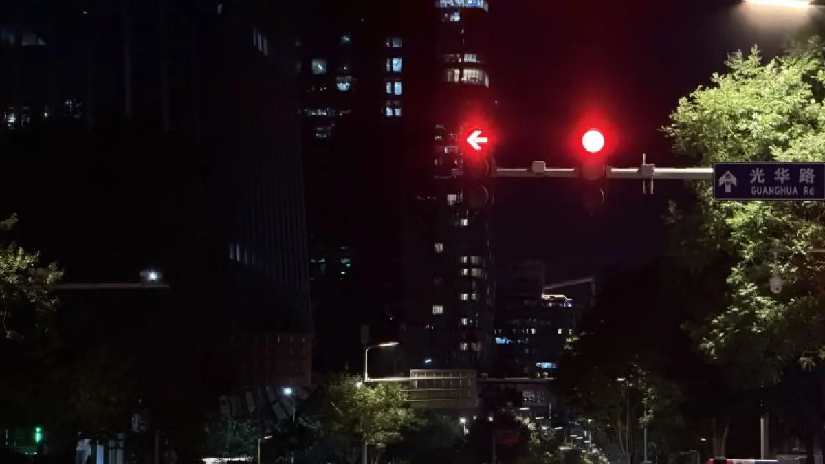 Suasana di kawasan CITIC Tower, distrik Chaoyang, Beijing pada Jumat (26/6) malam, setelah satu pesawat kecil menabrak gedung tersebut pada Jumat sore. (ANTARA)