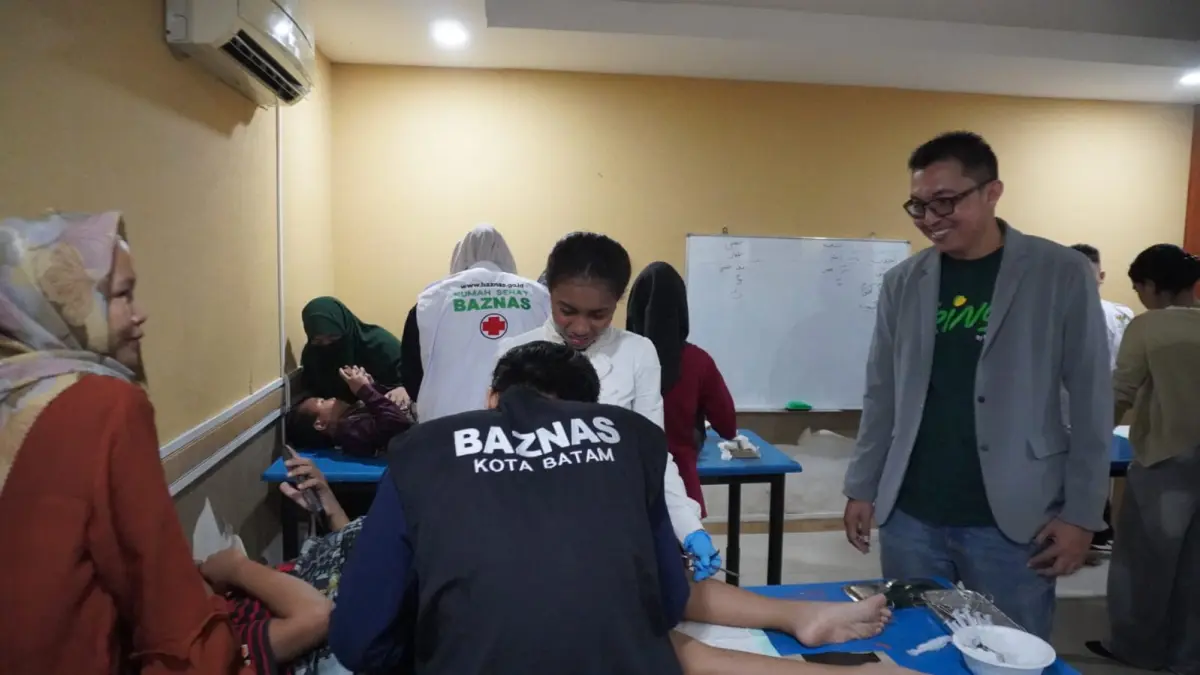 Tim medis Rumah Sehat BAZNAS Kota Batam melakukan proses khitan kepada salah seorang peserta dalam kegiatan khitanan massal gratis di Masjid Agung Sultan Mahmud Riayat Syah, Tanjung Uncang, Jumat (26/6/2026) kemarin.