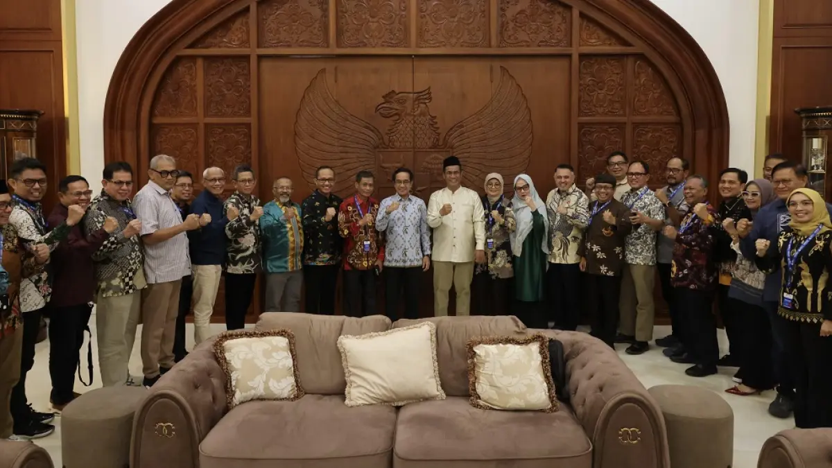Menteri Pertanian, Andi Amran Sulaiman, foto bersama usai berdiskusi dengan para rektor dan pimpinan perguruan tinggi dari kawasan Indonesia Timur di Jakarta Selatan, Minggu (28/6). Pertemuan membahas penguatan riset dan inovasi teknologi pertanian guna mendukung percepatan swasembada pangan nasional. Foto: Istimewa