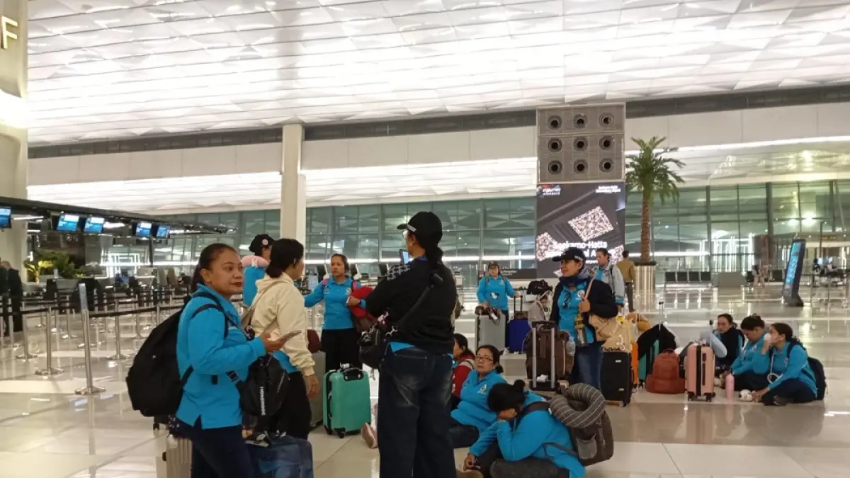 Rombongan kontingen Pesparawi asal Kepri saat terlantar di Bandara Soekarno-Hatta Jakarta. F.  LPPD Tanjungpinang untuk Batam Pos
