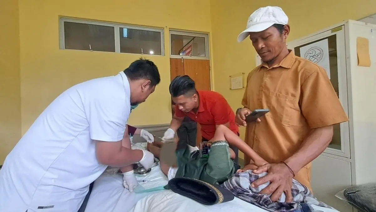 Seorang anak didampingi orangtuanya saat mengikuti sunatan massal gratis di RSJKO Engku Haji Daud (EHD) Tanjunguban, Sabtu (27/6/2026). F. Slamet Nofasusanto/Batam Pos