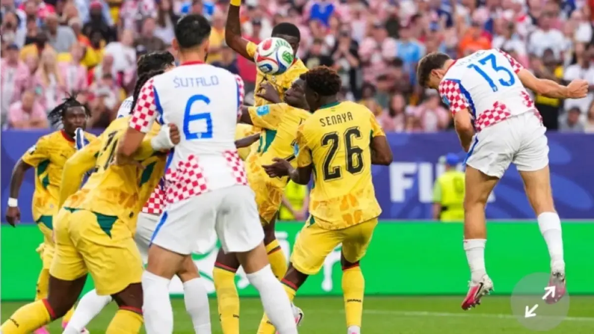 Sundulan kepala Nikola Vlasic (13) membuat Kroasia memenangkan laga lawan Ghana. (AP Photo/Petr Josek via radarsurabaya)