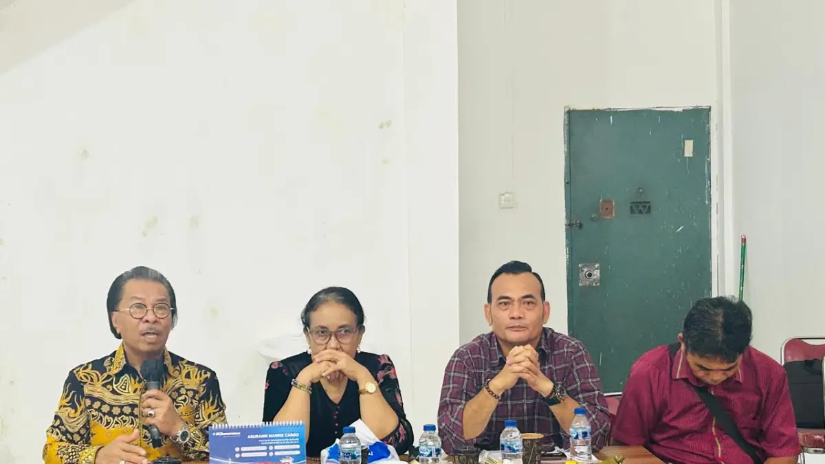 Ketua Panitia LPPD Kepri, Jumaga Nadeak (kiri) didampingi bagian Humas Kontingen Pesparawi Kepri, Mider Sinaga (ketiga dari kiri) beserta tim panitia memberikan keterangan pers terkait polemik batalnya tim PSW Kepri berangkat mengikuti Pesparawai Nasional ke-XIV ke Manokwari Papua, di Batamcenter, Senin (29/6/2026). F Chahaya Simanjuntam/Batam Pos