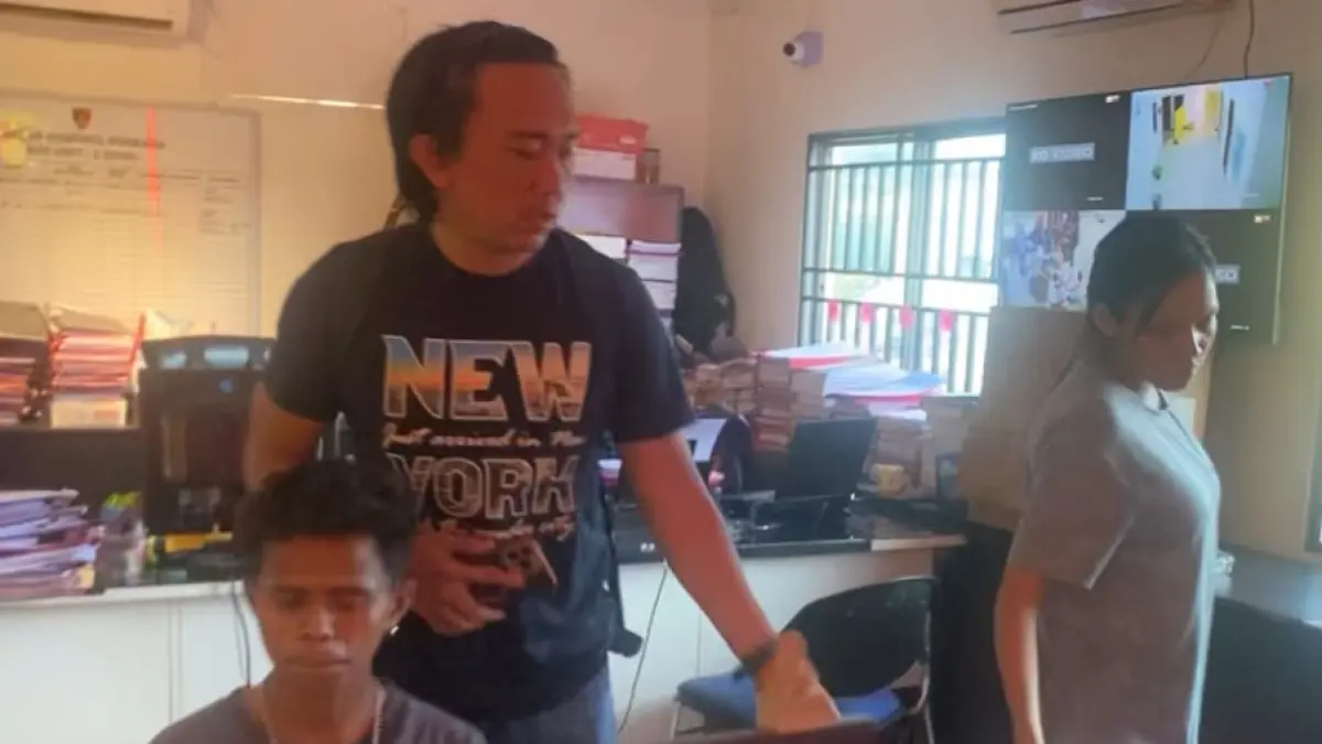 Ayah biologis sang bayi saat menjalani pemeriksaan. F. Istimewa untuk Batam Pos